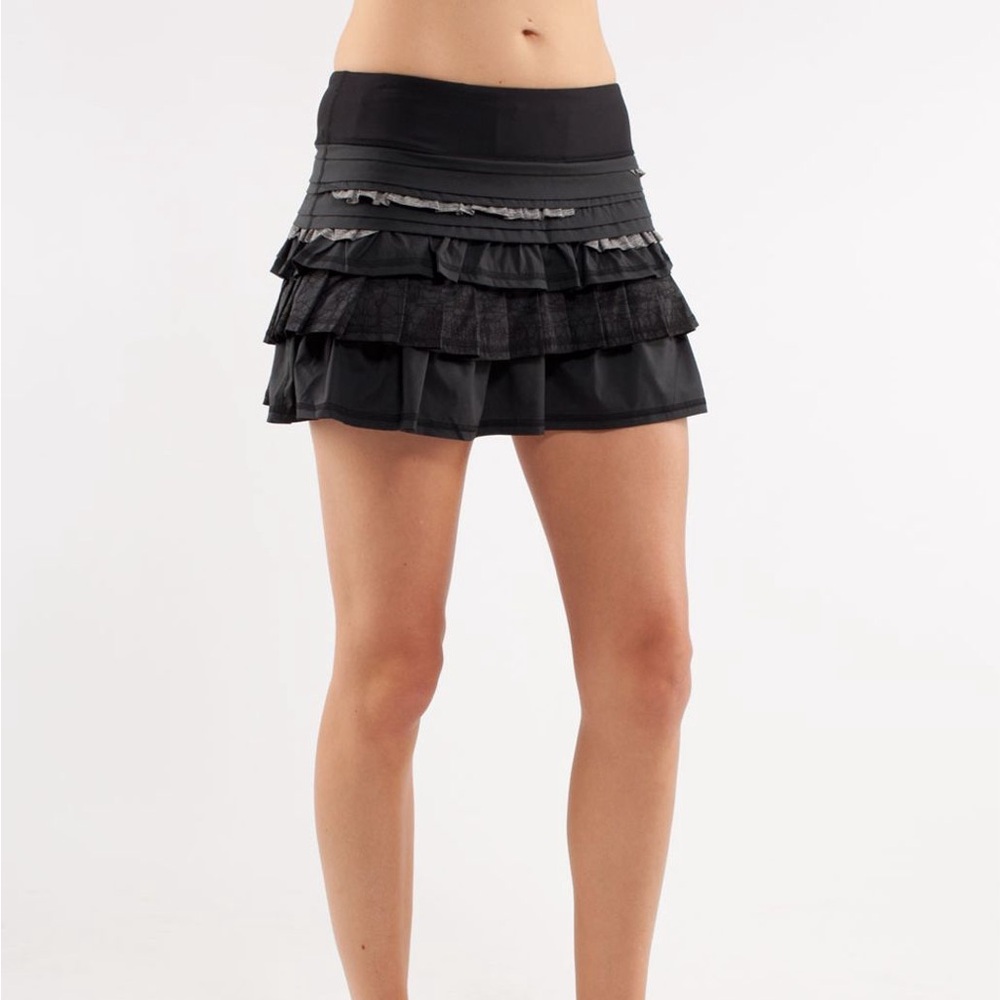 Lululemon back on track sz 2 Black heathered gray Ruffled Skirt